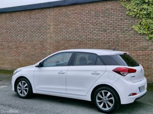 Hyundai i20 DELUXE - Image 2
