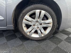 Peugeot 5008 5008 1.6 Petrol, auto, pan roof, huge - Image 3