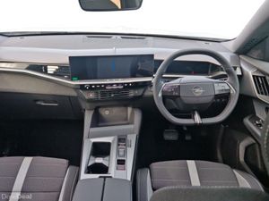 Opel Grandland Elegance PureTech 136 MHEV - Image 2