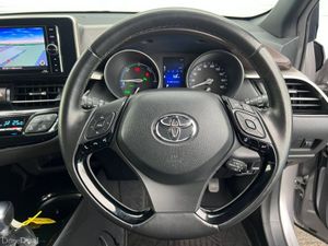 Toyota C-HR 1.8 HYBRID // HALF LEATHER HEATED SEAT - Image 4