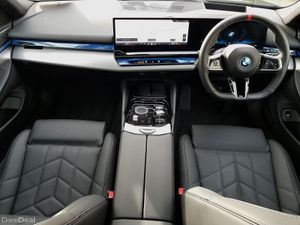 BMW i5 i5 M60 xDrive Touring - Image 4
