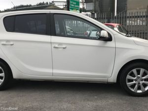 Hyundai i20 Deluxe Edition ONLY 100k - Image 3