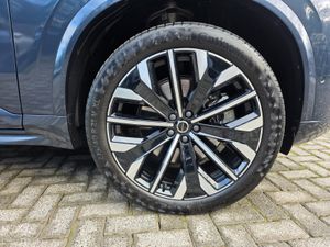2025 VOLVO XC90 2.0 T8 ULTRA DARK AWD 7 SEATER. - Image 4