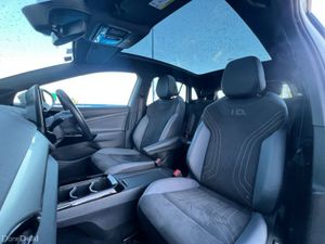 Volkswagen ID.4 PURE STYLE 52KWH // VERY LOW MILEA - Image 2