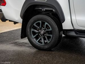 Toyota Hilux INVINCIBLE X 4WD D-4D DCB - Image 4