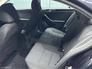 Volkswagen Jetta 1.6 TDI SE BLUEMOTION 105PS 4DR - Image 4