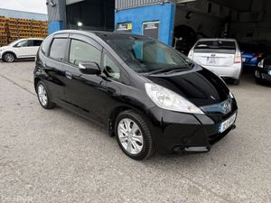 2012 Honda Fit Hybrid Automatic Comes/ car play - Image 3