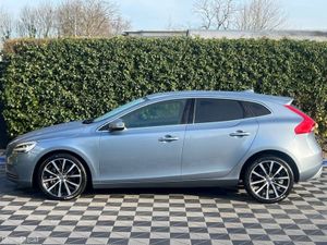 Volvo V40 D4 2.0 D // REVERSE CAMERA // LEATHER PO - Image 3