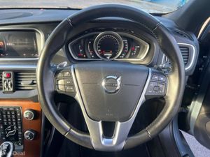 Volvo V40 D4 2.0 D // REVERSE CAMERA // LEATHER PO - Image 4