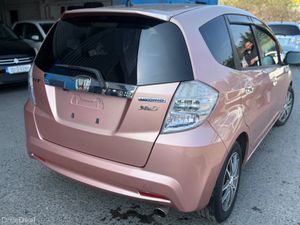 2013 Honda Fit Hybrid Automatic/ She,S Fine Style - Image 4