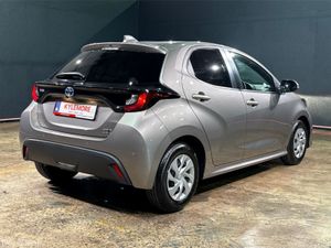 Toyota Yaris HYBRID 1.5L AUTOMATIC - CRUISE CONTRO - Image 4