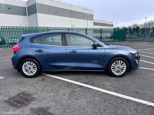 Ford Focus TITANIUM MODEL, LOW MILEAGE, FORD HISTO - Image 4