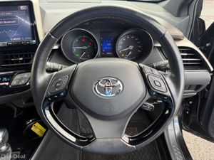 Toyota C-HR 1.8 HYBRID // HEATED HALF LEATHER SEAT - Image 4