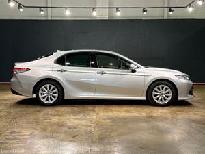 Toyota Camry HYBRID - FACTORY ALLOYS - REVERSE CAM - Image 3