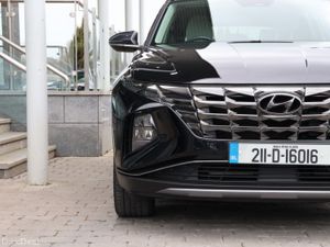 Hyundai Tucson 2WD Executive Plus HEV Auto 2 Tone - Image 3