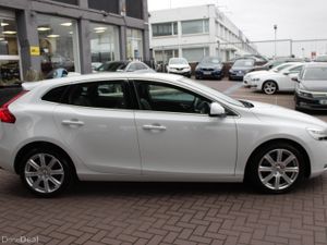 2017 VOLVO V40 2.0 ESTATE 5DR AUTO - Image 3