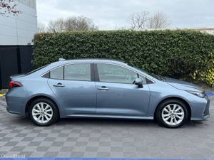 Toyota Corolla LUNA 1.8 HYBRID // APPLE CARPLAY/AN - Image 2