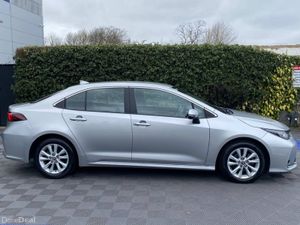 Toyota Corolla LUNA 1.8 HYBRID // APPLE CARPLAY/AN - Image 2