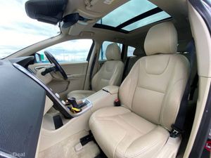 Volvo XC60 D4 CLASSIC 2.0 D // OPENING PAN ROOF // - Image 2