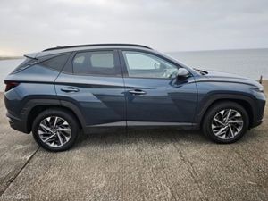 Hyundai Tucson ix35 Executive 5DR - Image 2