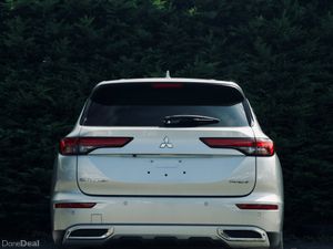 Mitsubishi Outlander PHEV Premium Package 2022 - Image 3