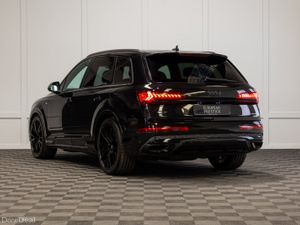 2023 Audi Q7 55 TFSIe Black Edition S-Line - Image 4