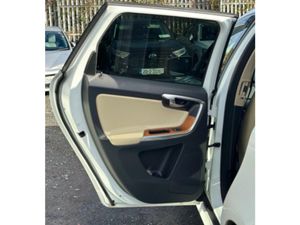 Volvo XC60 2.0L Diesel Automatic Cream Leather Sun - Image 3