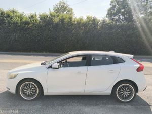 Volvo V40 1.6 Petrol Low kms! - Image 4