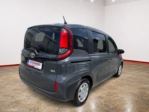 Toyota Sienta 1.5 HYBRID AUTOMATIC 7 SEATER - POWE - Image 3