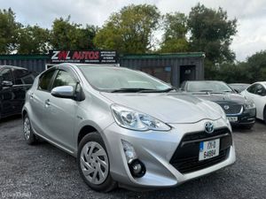 17 Toyota Aqua 1.5 HYBRID - Image 2