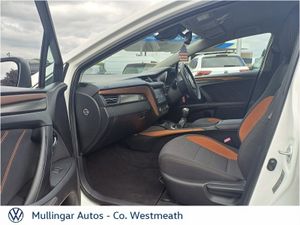 Toyota Avensis 1.6 D-4D Luna Navi Saloon - Image 4
