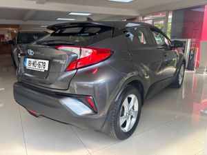 Toyota C-HR 1.8 HYBRID LUNA - Image 3