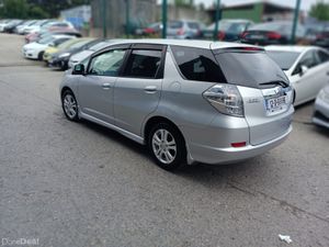 2012 Honda Fit Shuttle Hybrid Automatic/ Estate - Image 4