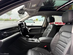 Volkswagen Touareg 3.0Tdi / Glass Roof / Head up d - Image 3