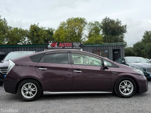 13 TOYOTA PRIUS HALF  LEATHER SEATS - Image 4