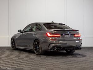 212 BMW 3-Series 330e M-Sport Pro - Image 4