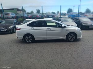 2015 Honda Grace Hybrid Automatic/Car Play - Image 4