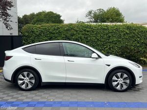 Tesla Model Y LONG RANGE AWD // PANORAMIC SUNROOF - Image 3