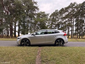 Volvo V40 2017 D2 Diesel Low KM - Image 4