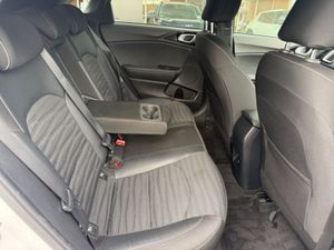Kia Ceed 1.6D Mhev GTL MY23 5DR - Image 4