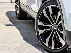 2017 VOLKSWAGEN TIGUAN PAN ROOF - Image 3