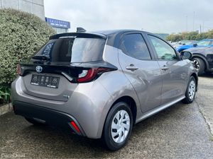 Toyota Yaris G HYBRID AUTOMATIC 1.5 PETROL //REVER - Image 4
