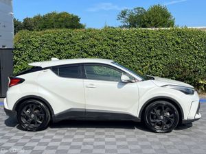 Toyota C-HR 1.8 HYBRID AUTO // APPLE CARPLAY/ANDRO - Image 2