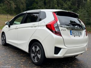 2016 Honda Fit Hybrid automatic - Image 4