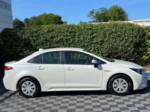 Toyota Corolla 1.8 HYBRID AUTO // APPLE CARPLAY/AN - Image 2