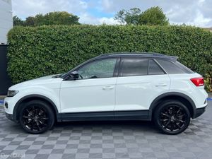 Volkswagen T-Roc DESIGN 2.0 TDI AUTO // APPLE CARP - Image 3