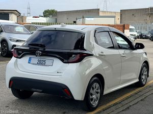 2025 TOYOTA YARIS..13815 KMS..2 KEYS - Image 3