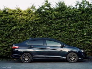 Honda Grace 1.5 2018 with Alloys & Carplay screen - Image 4