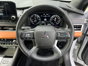 Mitsubishi Outlander 7-SEATER 2.4 HYBRID AUTO // B - Image 4