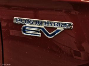 17 MITSUBISHI OUTLANDER HYBRID 4WD - Image 3